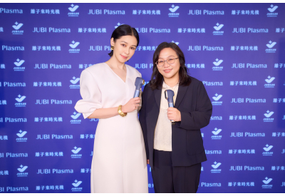 徐若瑄(左)代言JUBI 離子束時光機-5，右為智必立董事長Judy李慧芳。智必立生醫提供